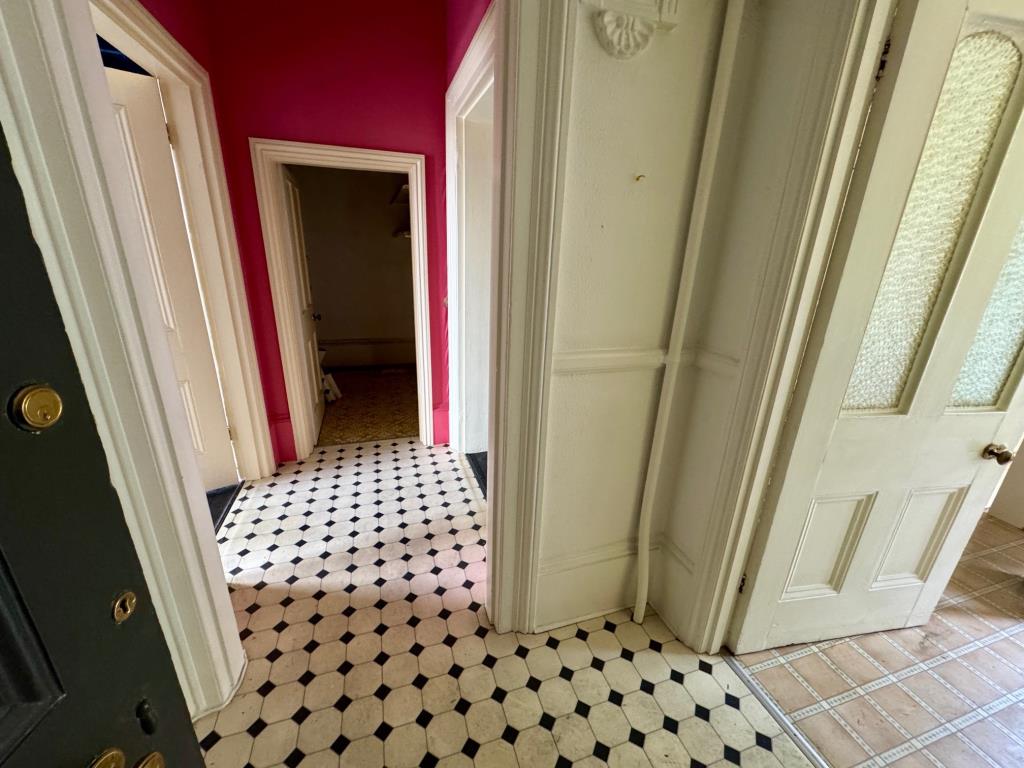 Lot: 53 - THREE-BEDROOM APARTMENT IN PERIOD BUILDING - Hallway